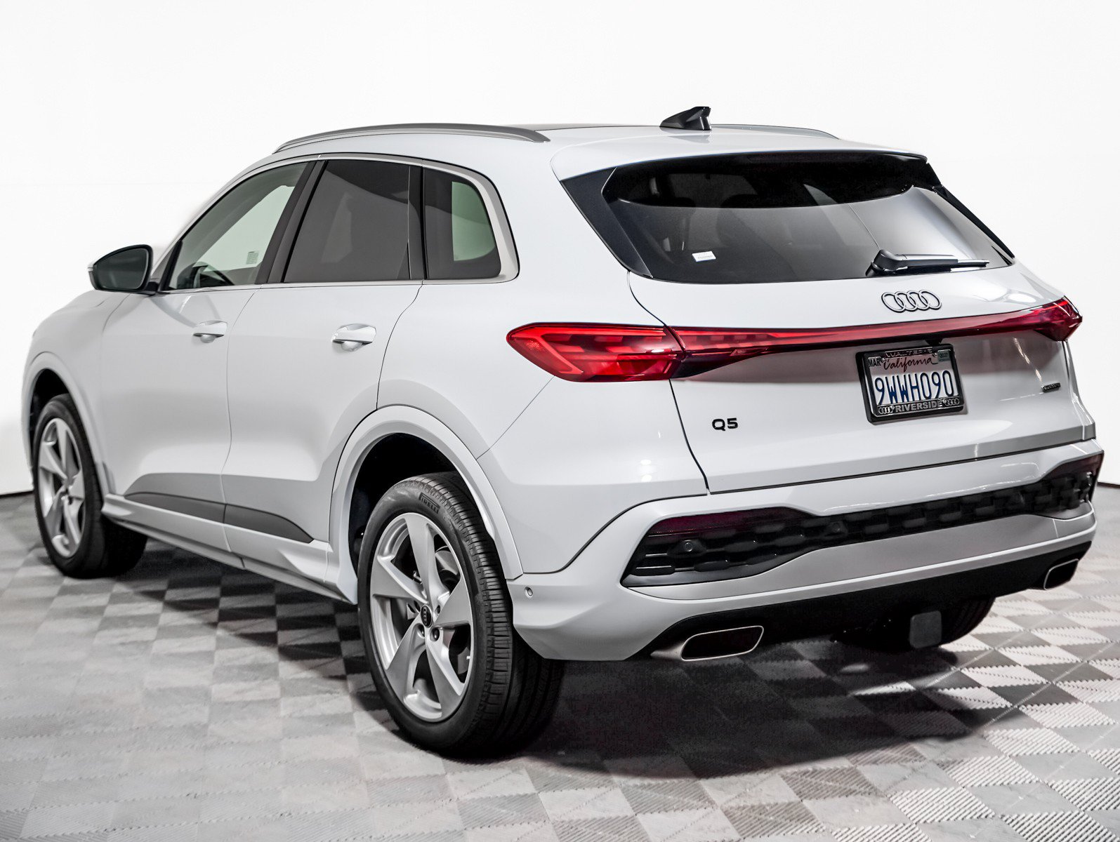 Used 2025 Audi Q5 Premium Plus AWD/4WD image 2