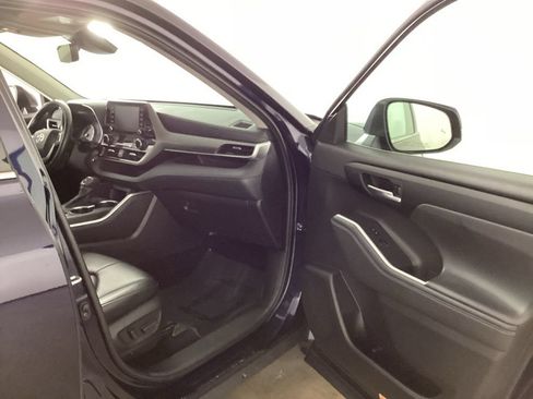 Used 2022 Toyota Highlander XLE AWD/4WD image 19