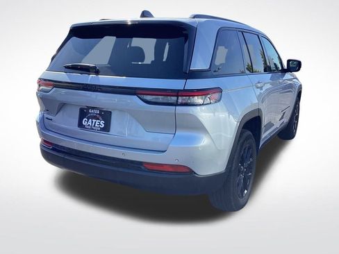 Used 2024 Jeep Grand Cherokee Altitude image 9