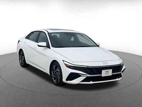 Used 2025 Hyundai Elantra SEL image 3