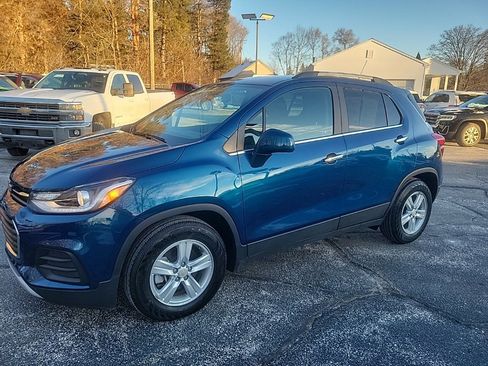 Used 2020 Chevrolet Trax LT w/ LT Convenience Package image 2