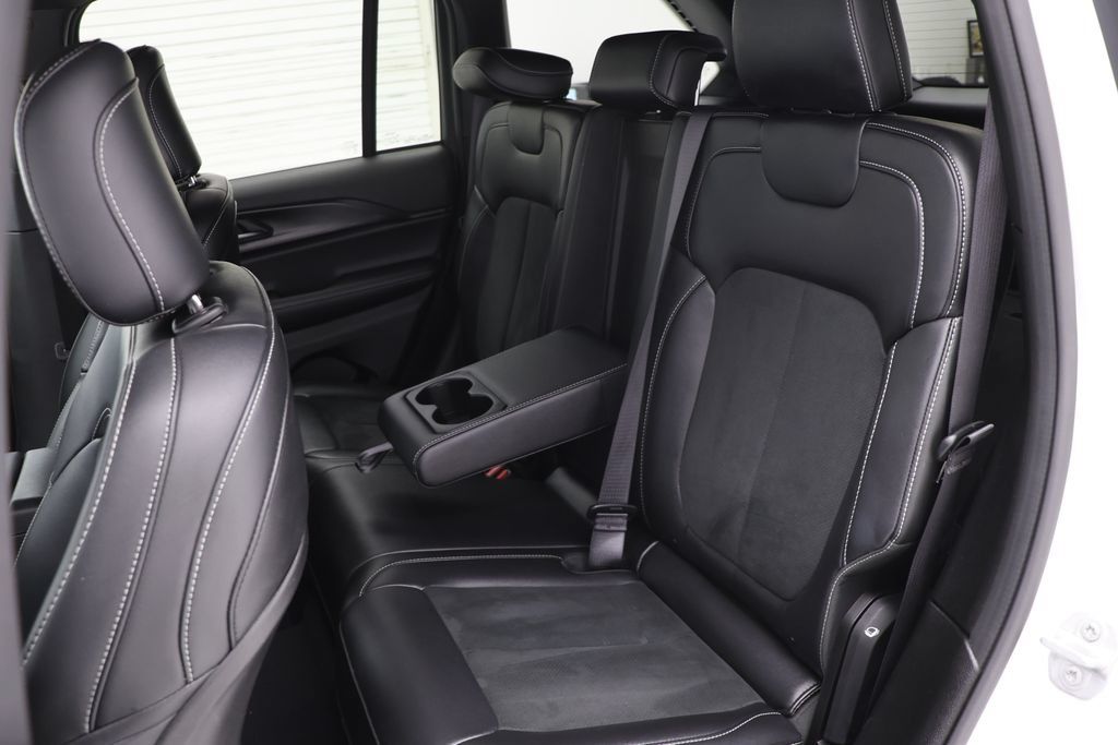 Used 2025 Jeep Grand Cherokee Altitude AWD/4WD image 11