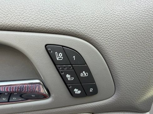 Used 2011 Chevrolet Avalanche LTZ image 22