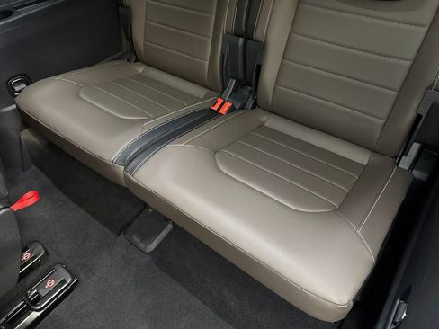 Used 2025 Volkswagen Atlas SEL AWD/4WD image 40