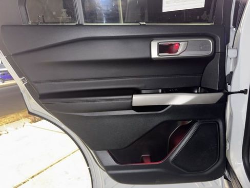 Used 2023 Ford Explorer Limited image 16