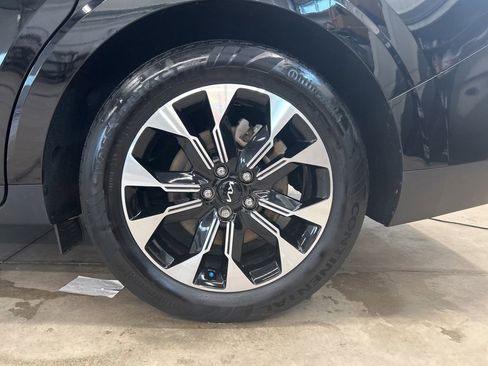 Used 2024 Kia Carnival EX FWD image 26