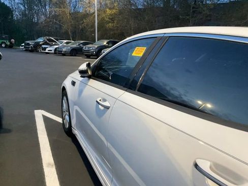 Used 2016 Kia Optima EX w/ Premium Package image 8