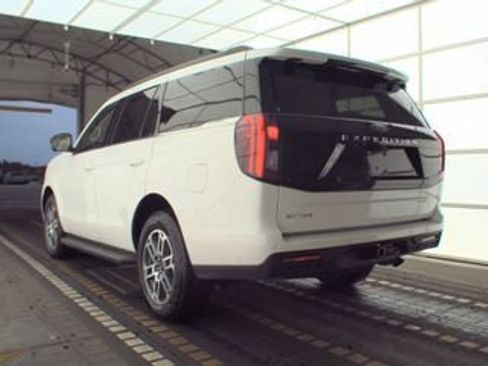 Used 2025 Ford Expedition Active AWD/4WD image 2