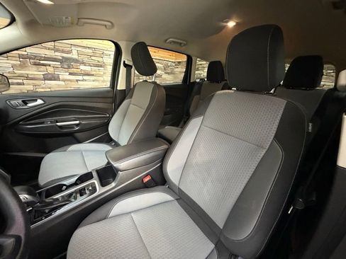 Used 2019 Ford Escape SE image 12