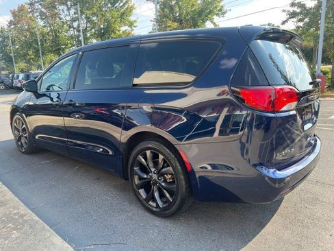 Used 2020 Chrysler Pacifica Touring w/ S Appearance Package FWD image 3