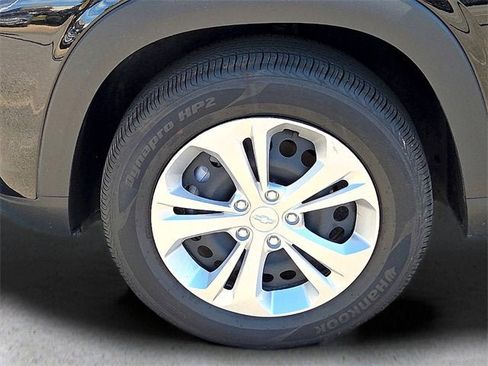 Certified 2025 Chevrolet Trax LS image 9