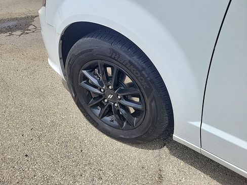 Used 2019 Dodge Grand Caravan GT FWD image 3