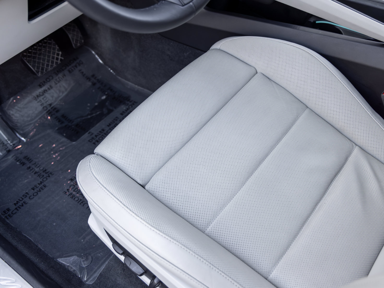 Certified 2025 Porsche Macan Electric RWD image 30