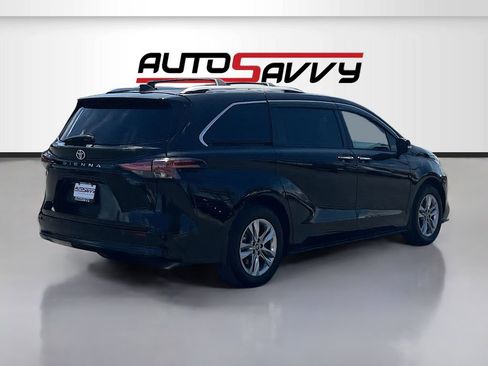 Used 2025 Toyota Sienna Limited FWD image 7