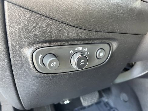 Used 2018 Chevrolet Equinox Premier FWD image 17