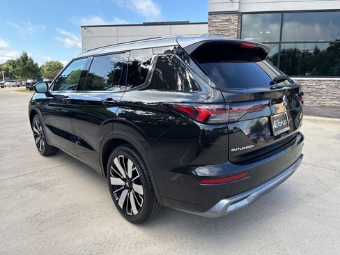 New 2025 Mitsubishi Outlander AWD image 2