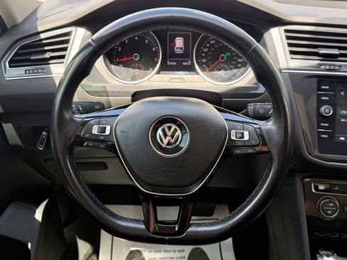 Used 2018 Volkswagen Tiguan SE w/ Panoramic Sunroof Package image 10