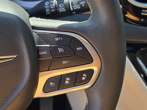 Used 2024 Chrysler Pacifica Touring-L FWD image 32