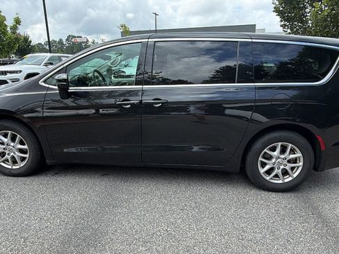 Used 2024 Chrysler Pacifica Touring-L FWD image 11