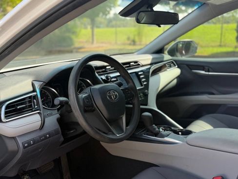 Used 2018 Toyota Camry LE FWD image 11