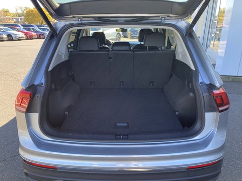 Certified 2024 Volkswagen Tiguan SE image 9
