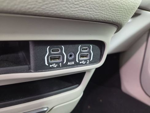 Used 2023 Chrysler Pacifica Touring-L FWD image 27