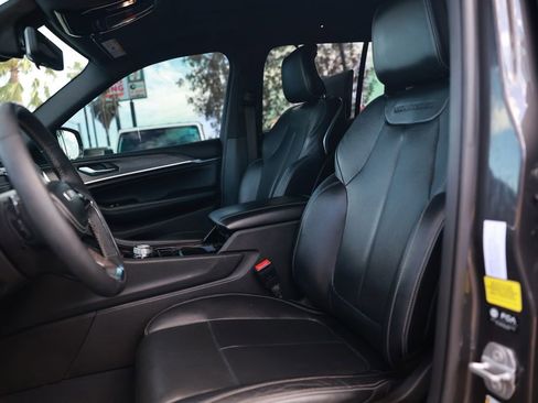 Used 2023 Jeep Grand Cherokee Overland w/ Luxury Tech Group IV AWD/4WD image 18