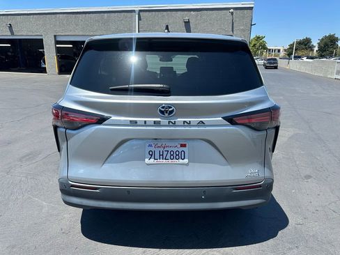 Used 2022 Toyota Sienna XLE FWD image 3