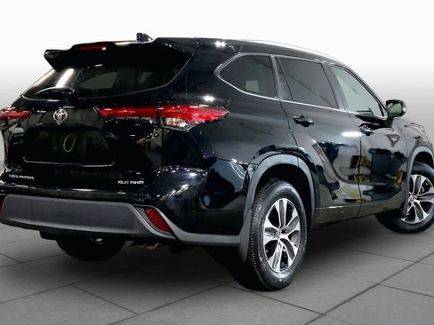 Used 2023 Toyota Highlander XLE AWD/4WD image 13