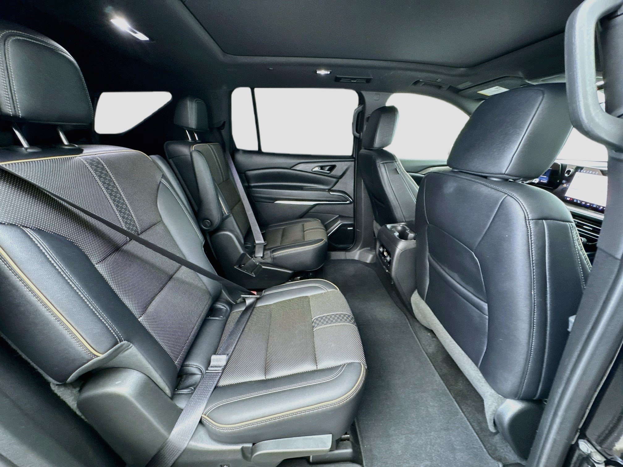 Used 2025 Chevrolet Traverse High Country FWD image 20