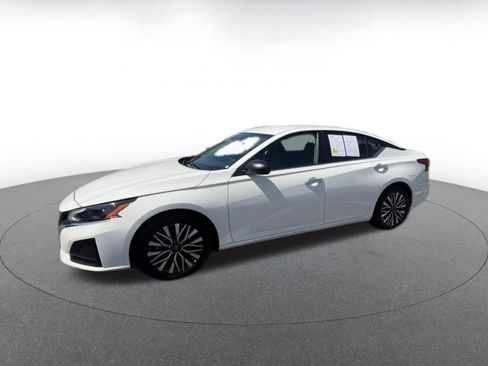 Used 2025 Nissan Altima 2.5 SV image 8