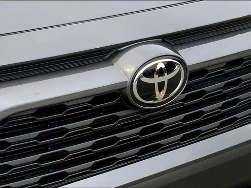 Used 2021 Toyota RAV4 LE image 29