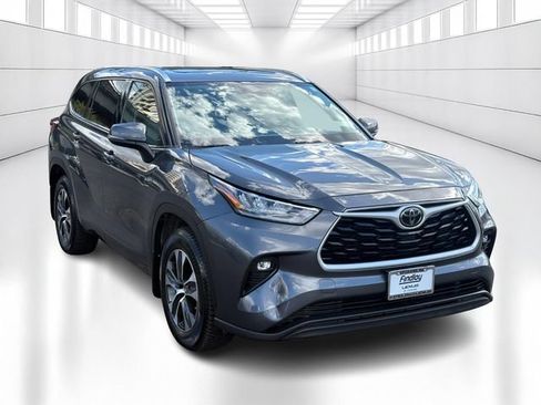 Used 2020 Toyota Highlander XLE AWD/4WD image 3