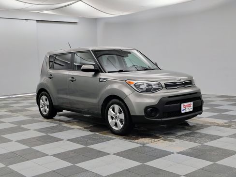 Used 2017 Kia Soul Base image 1