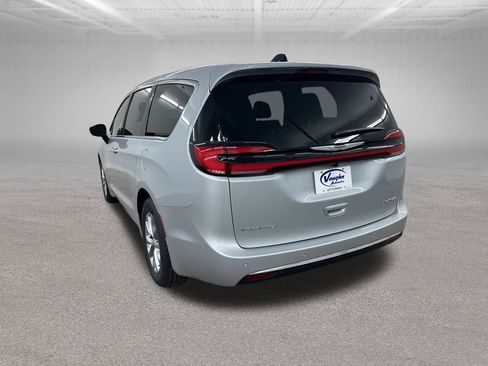 New 2026 Chrysler Pacifica Limited image 8