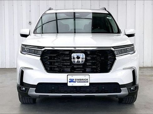 Certified 2025 Honda Pilot Touring image 3