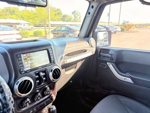 Used 2016 Jeep Wrangler Unlimited Sahara w/ Connectivity Group AWD/4WD image 19