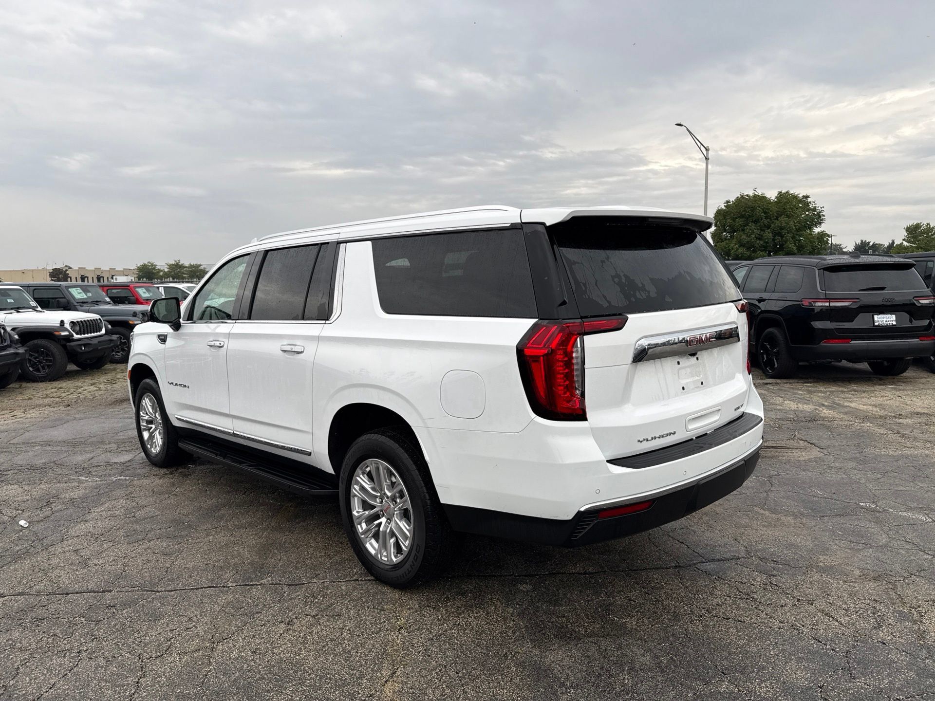 Used 2024 GMC Yukon XL SLT w/ SLT Premium Package AWD/4WD image 8