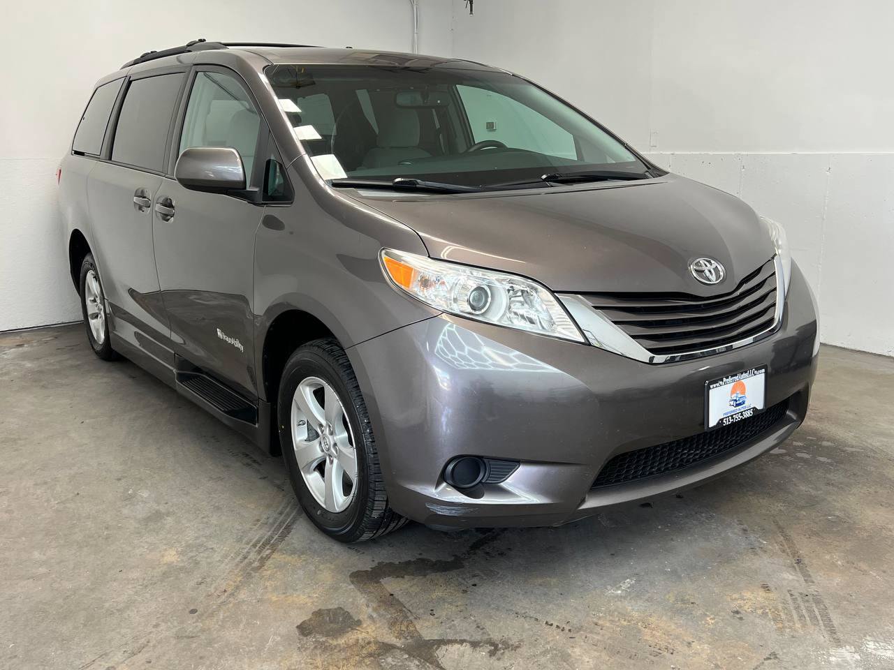 Used 2015 Toyota Sienna LE FWD image 3