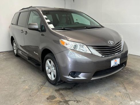 Used 2015 Toyota Sienna LE FWD image 3
