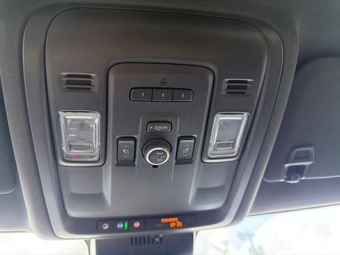 Used 2024 GMC Yukon SLT w/ SLT Luxury Package AWD/4WD image 31