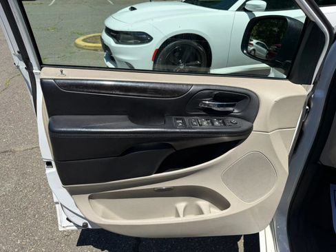 Used 2016 Dodge Grand Caravan SXT FWD image 9
