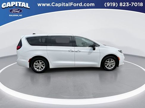Used 2024 Chrysler Pacifica Touring-L FWD image 9