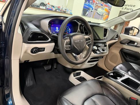 Used 2023 Chrysler Pacifica Touring-L FWD image 46
