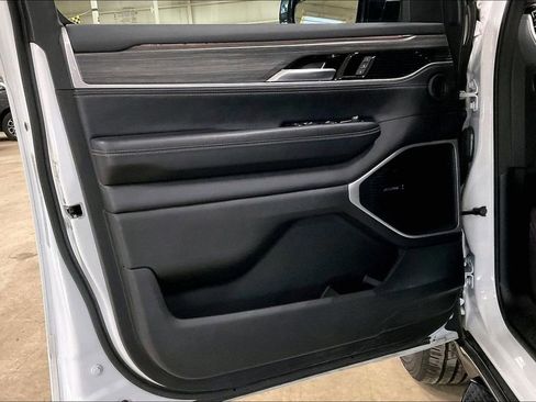 Used 2024 Jeep Wagoneer Series II w/ Flexible Seating Group image 21