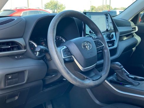 Certified 2022 Toyota Highlander L image 7