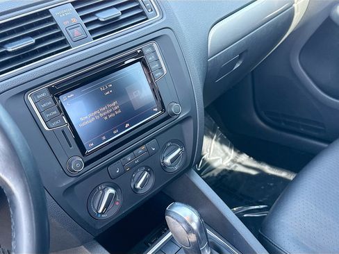 Used 2017 Volkswagen Jetta SE image 24