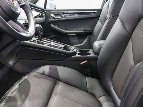 Used 2024 Porsche Macan AWD/4WD image 18
