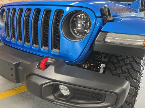 Used 2023 Jeep Gladiator Rubicon w/ LED Lighting Group AWD/4WD image 9