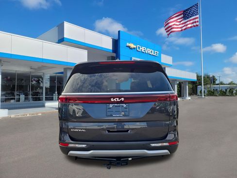 Used 2023 Kia Carnival LX FWD image 7